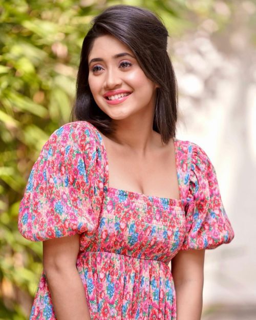Shivangi Joshi Shared Her Pictures on Instagram in Beautiful Floral Dress, January 2022 4