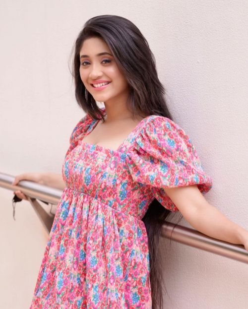 Shivangi Joshi Shared Her Pictures on Instagram in Beautiful Floral Dress, January 2022 5