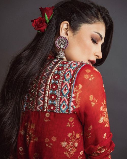 Shruti Haasan wears Navras Rose Beaded Lehenga Set Designed by Label Anushree, November 2021