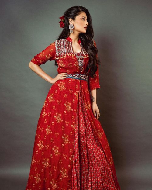 Shruti Haasan wears Navras Rose Beaded Lehenga Set Designed by Label Anushree, November 2021 3