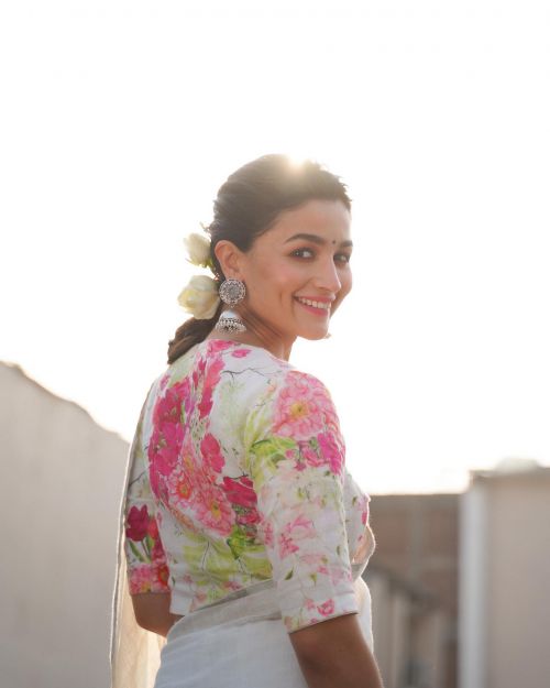 Alia Bhatt wears Floral Print Saree Designed by Anavila, February 2022 4