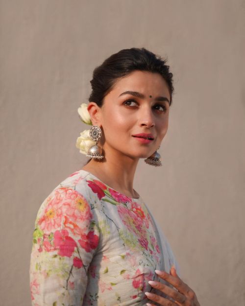 Alia Bhatt wears Floral Print Saree Designed by Anavila, February 2022 3