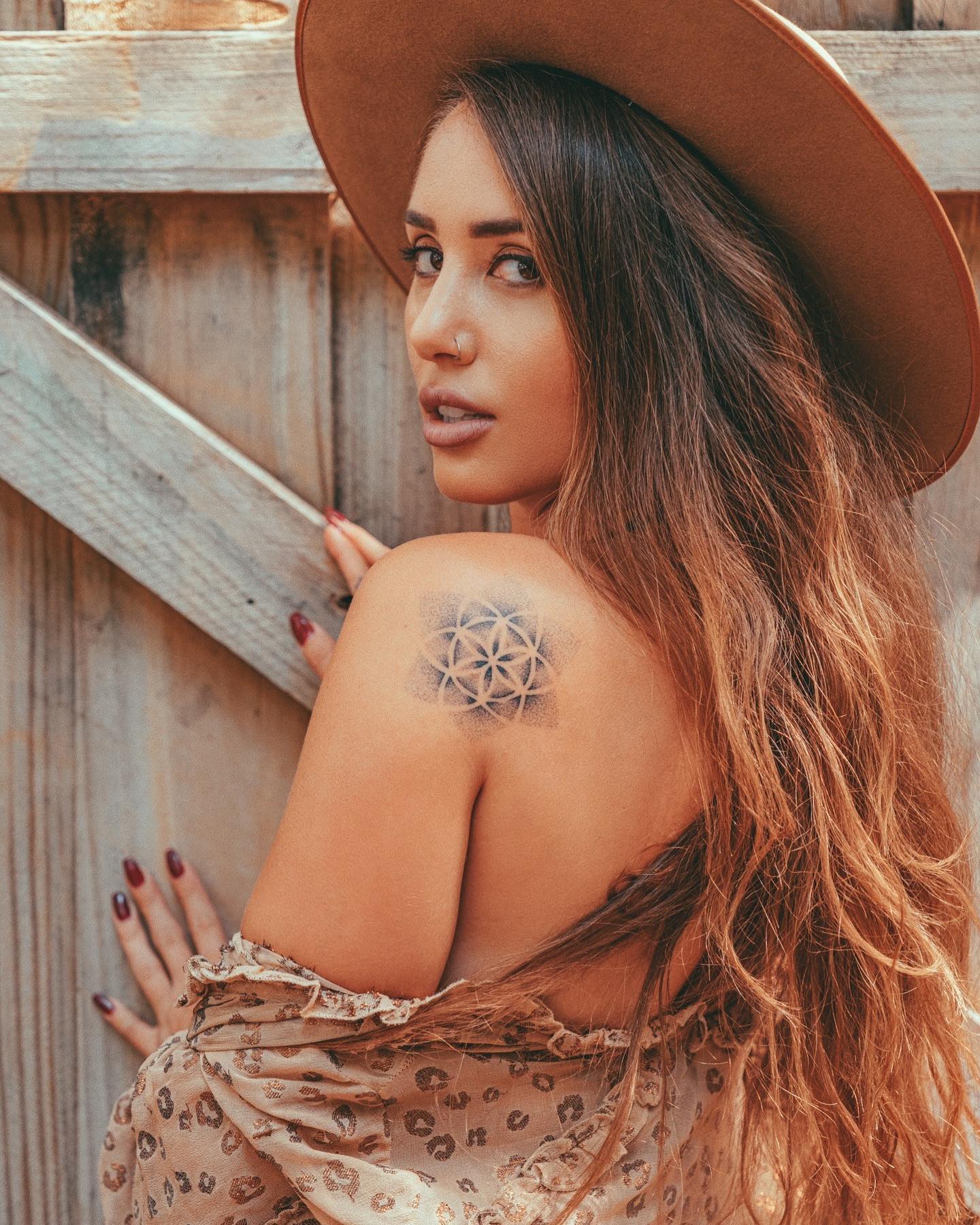 Melissa Lori flashes her Back Shoulder Tattoo Photo in her Instagram, February 2022