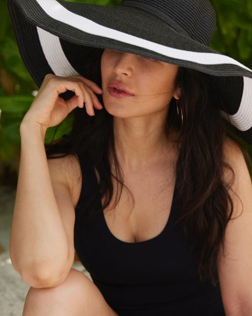 Katrina Kaif in Black Swimsuit with Sun Hat in Beach, April 2022 2