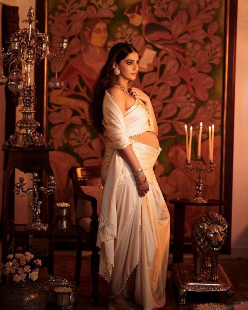 Sonam Kapoor Sizzling Photoshoot with Baby bump, April 2022 1