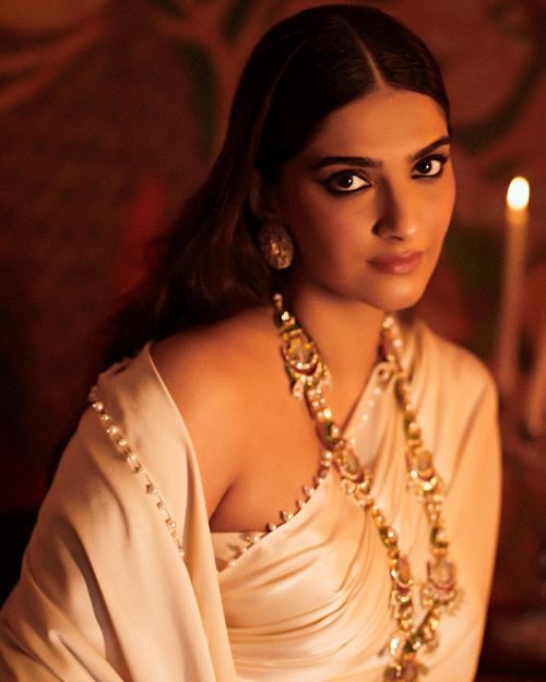 Sonam Kapoor Sizzling Photoshoot with Baby bump, April 2022 4