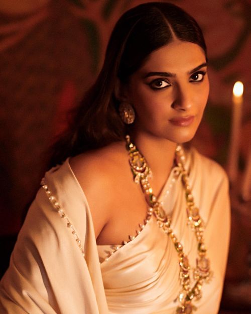 Sonam Kapoor Sizzling Photoshoot with Baby bump, April 2022 2