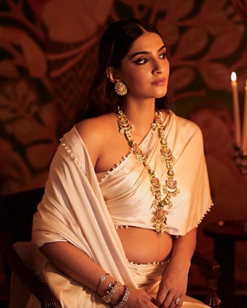 Sonam Kapoor Sizzling Photoshoot with Baby bump, April 2022