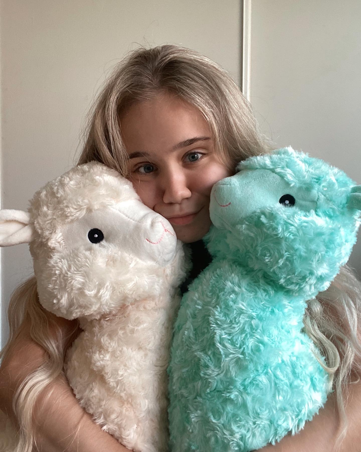 Alisa Goldfinch Shared her Poses with Soft Toys, October 2021