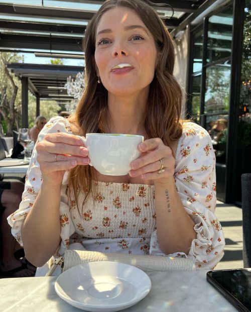 Ashley Greene enjoys Matcha Latte Tea in Restaurant, April 2022 2