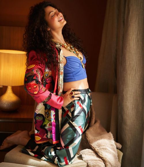 Drashti Dhami flaunts her cleavage in myuzu blazer in a photoshoot, April 2022 1