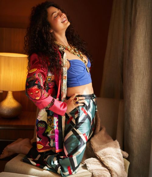 Drashti Dhami flaunts her cleavage in myuzu blazer in a photoshoot, April 2022