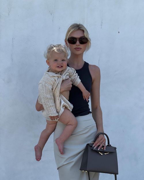 Elsa Hosk day out with Her baby Tuulikki Joan Daly, April 2022 2
