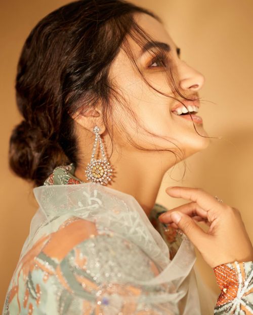 Hina Khan Shared Portrait Pictures on Her instagram, April 2022 3