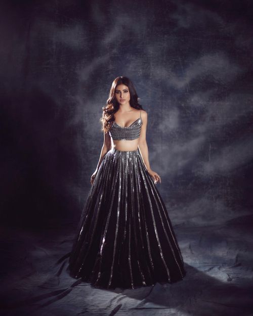 Mouni Roy seen in Silver Deep-neck Blouse and Lehanga, May 2022 5