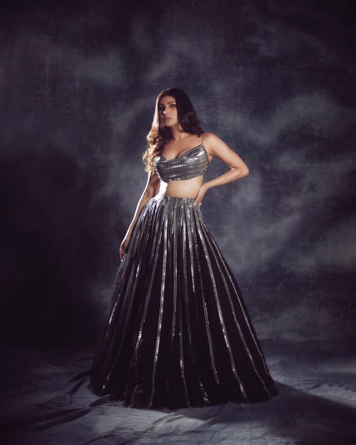 Mouni Roy seen in Silver Deep-neck Blouse and Lehanga, May 2022 2