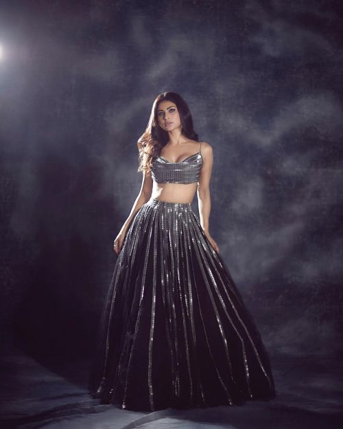 Mouni Roy seen in Silver Deep-neck Blouse and Lehanga, May 2022 8
