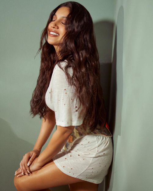Bhumi Pednekar flashes her legs in Short Dress in Photoshoot 7