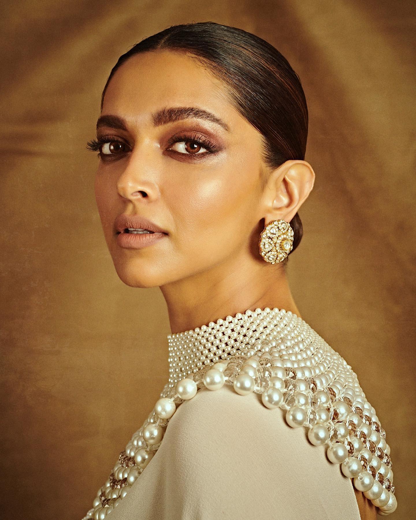 Deepika Padukone seen in Pearl Necklace and Saree at Cannes 2022 Photoshoot 4