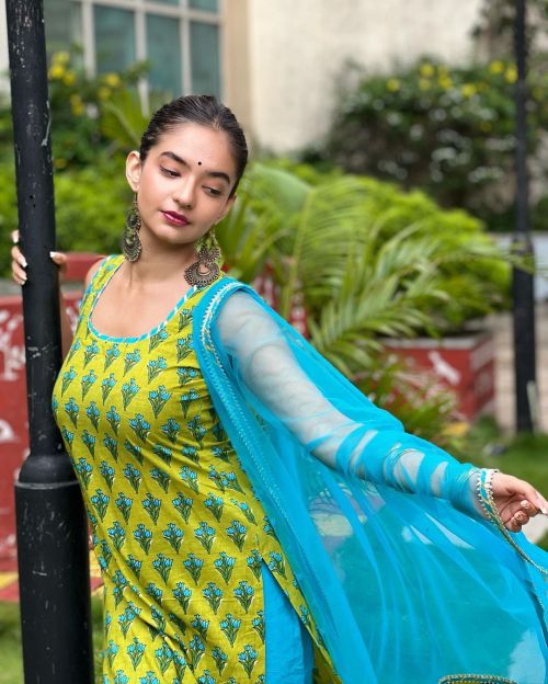 Anushka Sen shared her photos in ethnic wear on Social Media