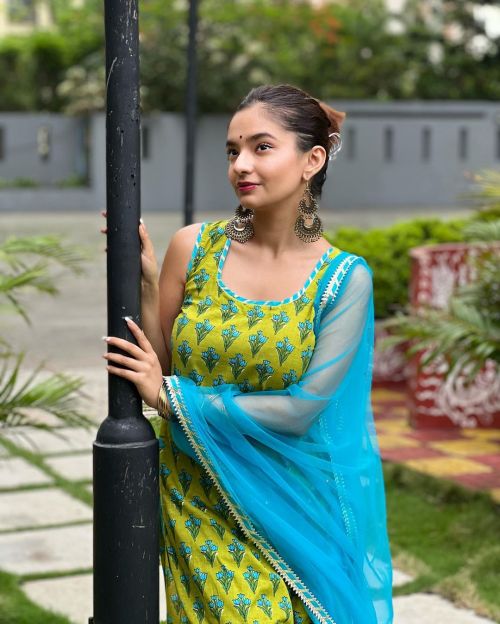 Anushka Sen shared her photos in ethnic wear on Social Media 6