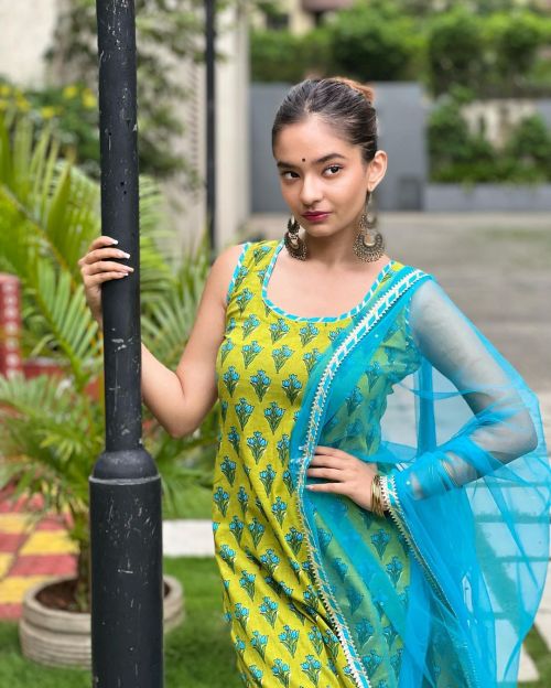 Anushka Sen shared her photos in ethnic wear on Social Media 3