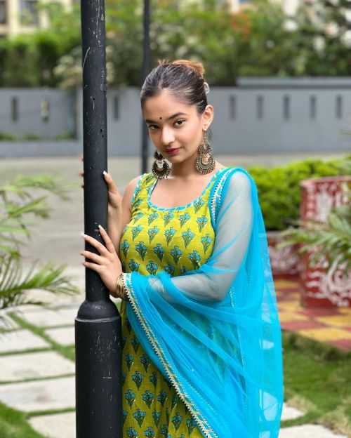 Anushka Sen shared her photos in ethnic wear on Social Media 4
