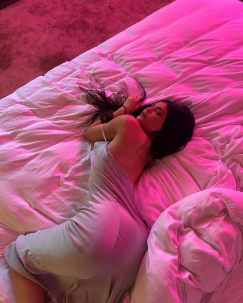 Kylie Jenner poses on her Bed - Instagram Pictures 2