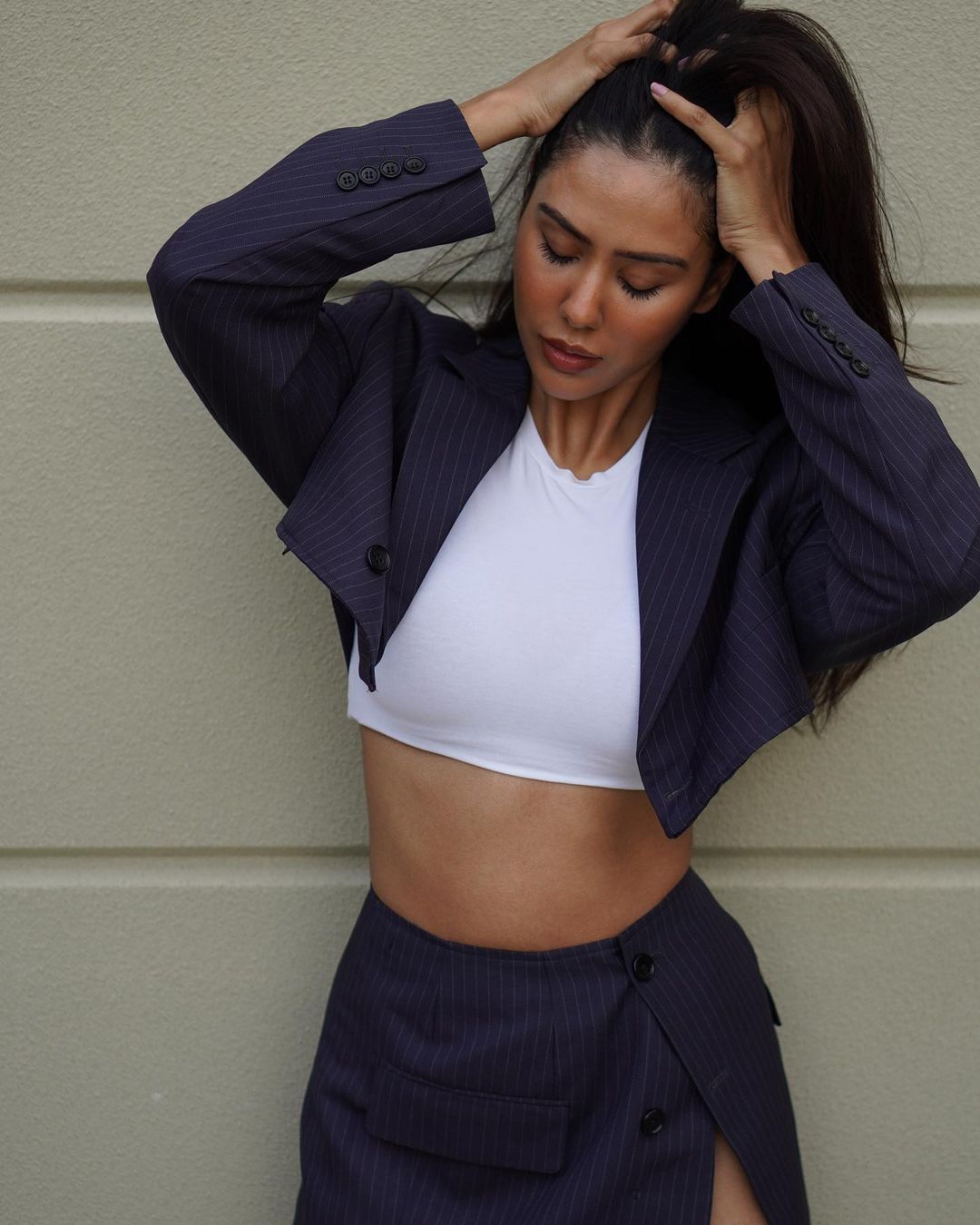 Sonam Bajwa flashes her legs in Beautiful Short Outfit during Photoshoot 7