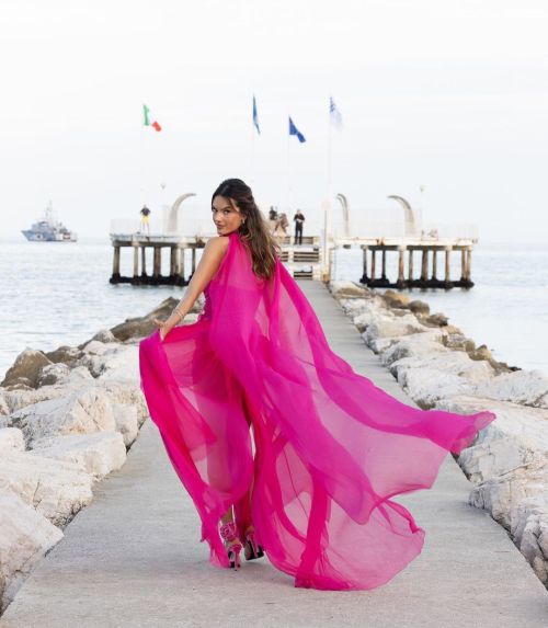 Alessandra Ambrosio in Pretty Pink Dress at 79th Venice International Film Festival, Aug 2022