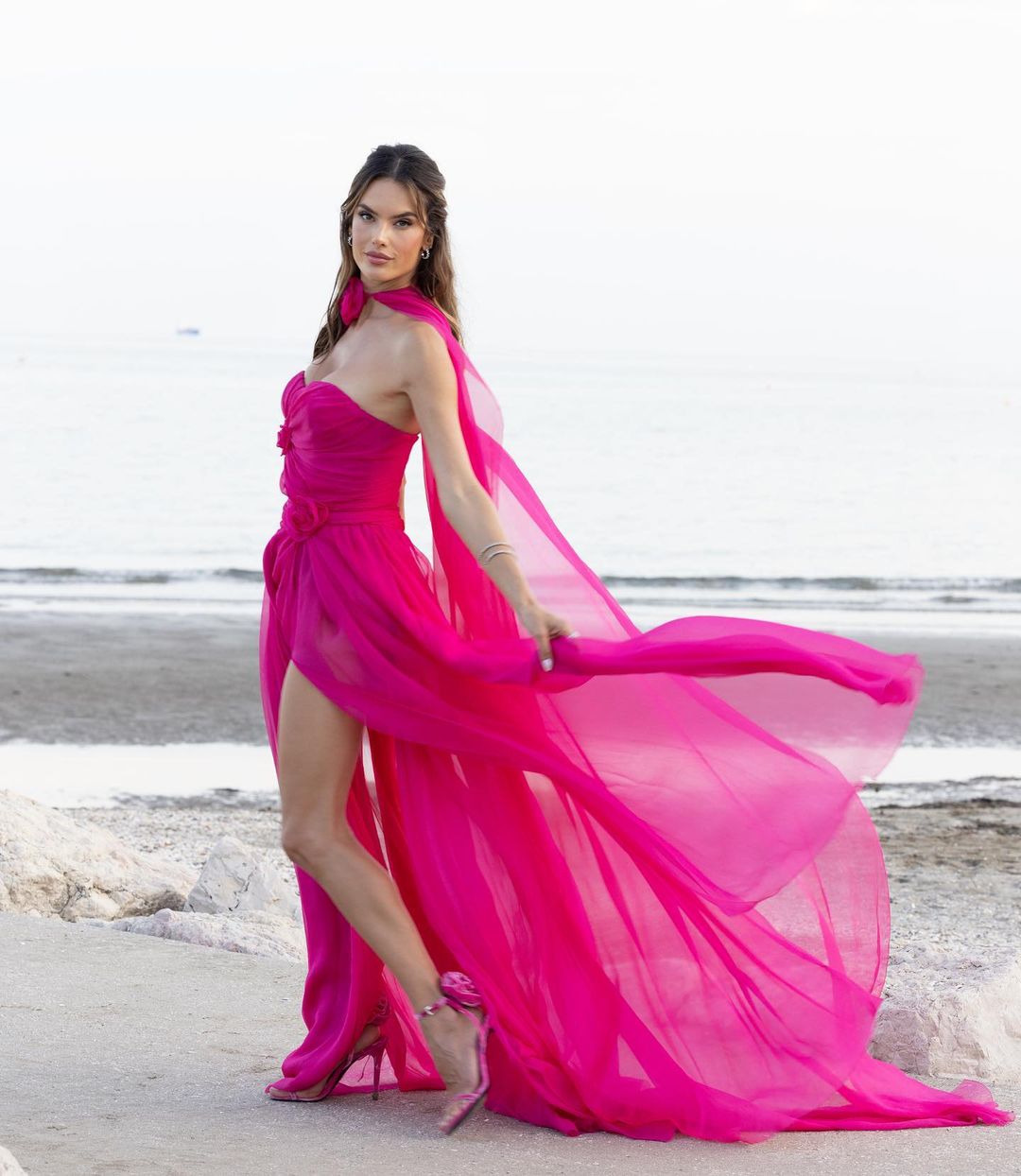 Alessandra Ambrosio in Pretty Pink Dress at 79th Venice International Film Festival, Aug 2022