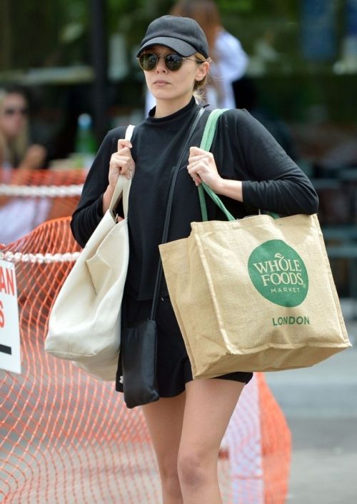Elizabeth Olsen Day Out Shopping for Groceries in Los Angeles, Sep 2022
