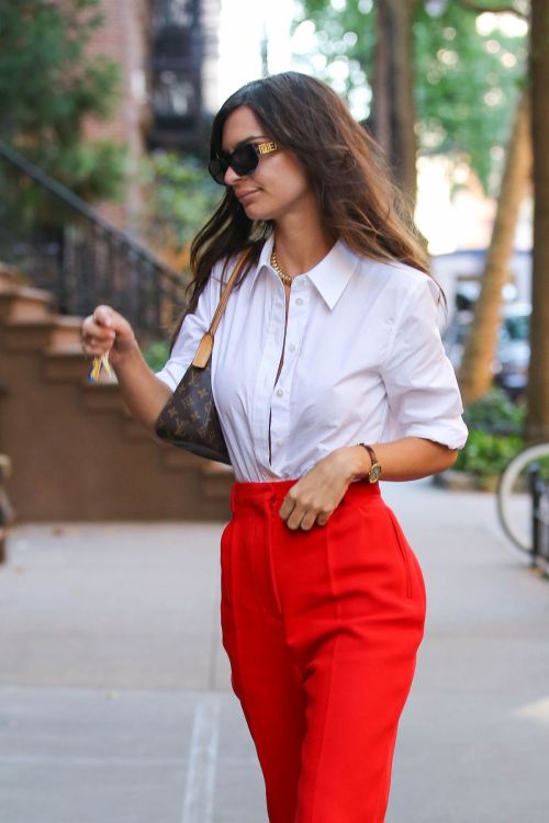 Emily Ratajkowski Day Out in White and Red Outfit in New York, Sep 2022