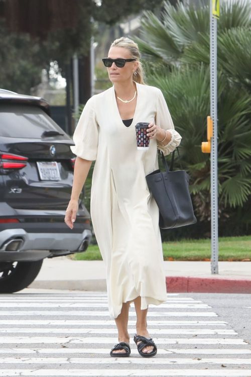 Molly Sims Day Out for Enjoy Coffee in Santa Monica, Sep 2022