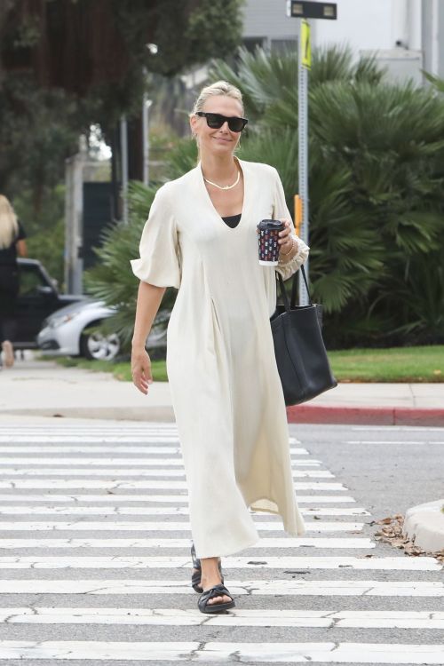 Molly Sims Day Out for Enjoy Coffee in Santa Monica, Sep 2022