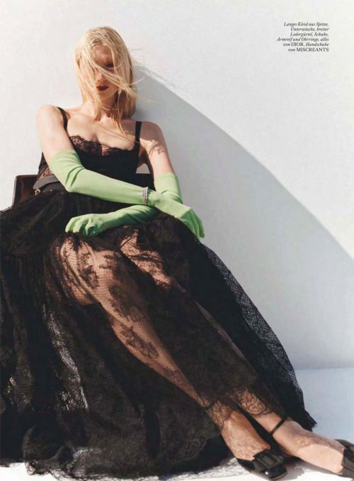 Elizabeth Debicki Cover photo shoot in Vogue Magazine, Germany November 2022 2