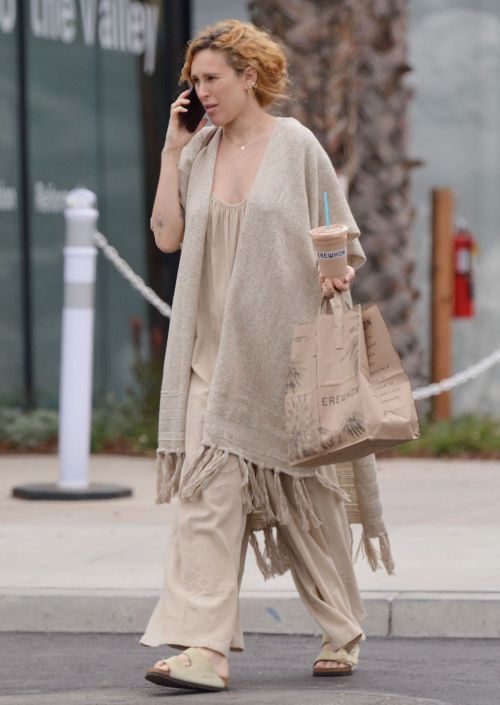 Rumer Willis seen in Loose Clothes Out at Erewhon Market in Los Angeles, Oct 2022 1