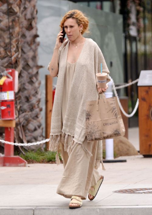 Rumer Willis seen in Loose Clothes Out at Erewhon Market in Los Angeles, Oct 2022 4