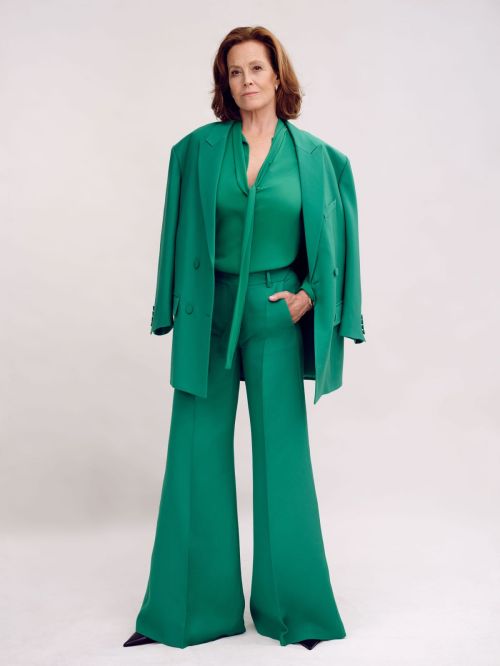 Sigourney Weaver Poses for Elle The Women in Hollywood Issue, November 2022 1