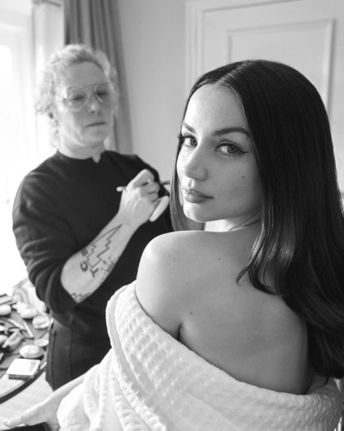 French makeup artist Melanie Inglessis touching up Ana De Armas makeup for Golden Globes Awards 2023