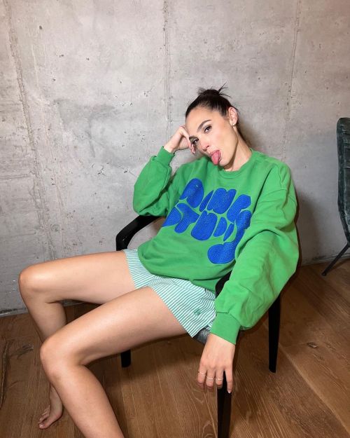 Gal Gadot flaunts her toned legs and wears Green Sweat Shirt Photos, Nov 2022 1