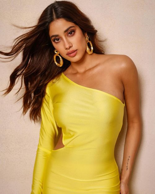 Janhvi Kapoor Photo Shoot in Yellow One Side Off Shoulder Outfit, Dec 2022 1