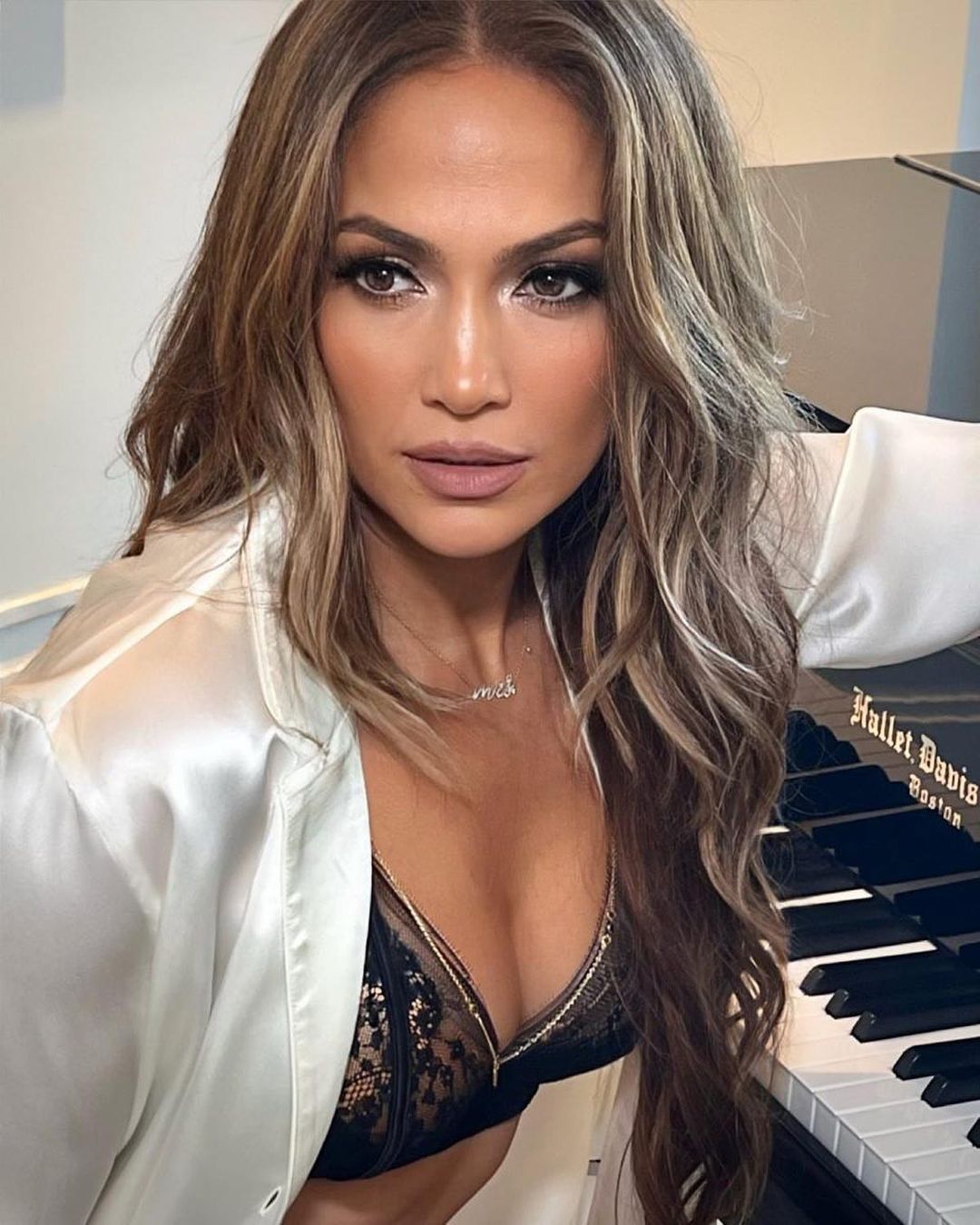 Jennifer Lopez promotes Intimissimi Lace Bra with Golden Details, Jan 2023