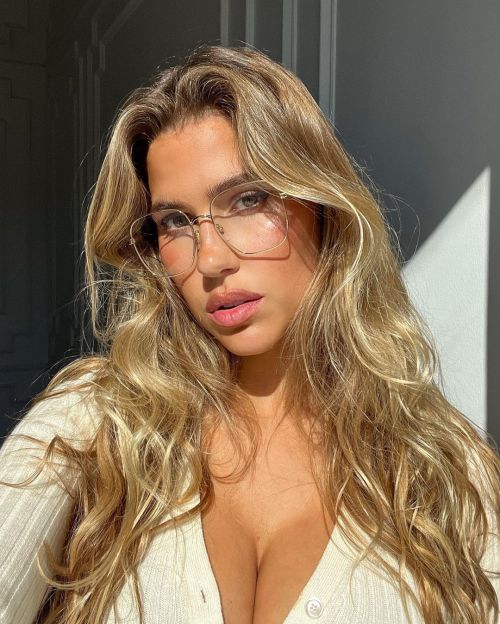 Kara Del Toro Shared Her Selfie and flashes her Cleavage in Instagram, Jan 2023