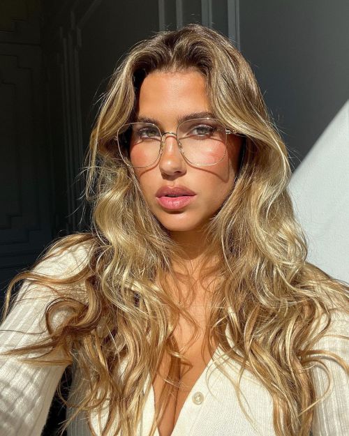 Kara Del Toro Shared Her Selfie and flashes her Cleavage in Instagram, Jan 2023