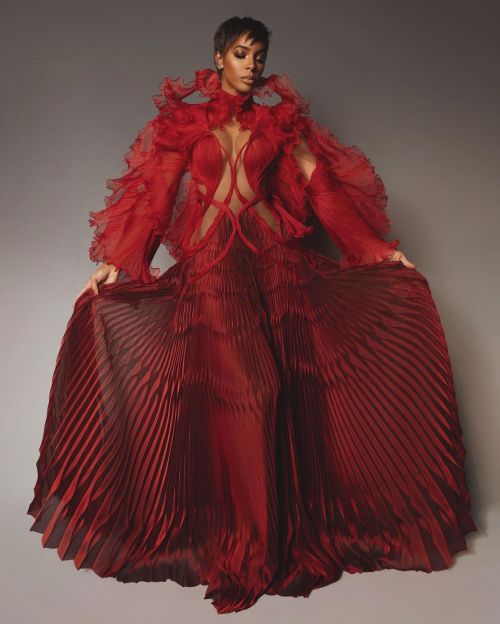 Kelly Rowland holding her frill long dress for fashion photoshoot at Babylon premiere