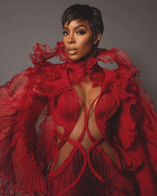 The voice singer Kelly Rowland in a stunning red frill dress at Babylon premiere