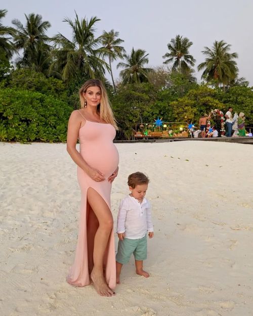 Pregnant Ashley James Show her Baby Bump at Sun Island Resort & Spa Beach, Jan 2023 2