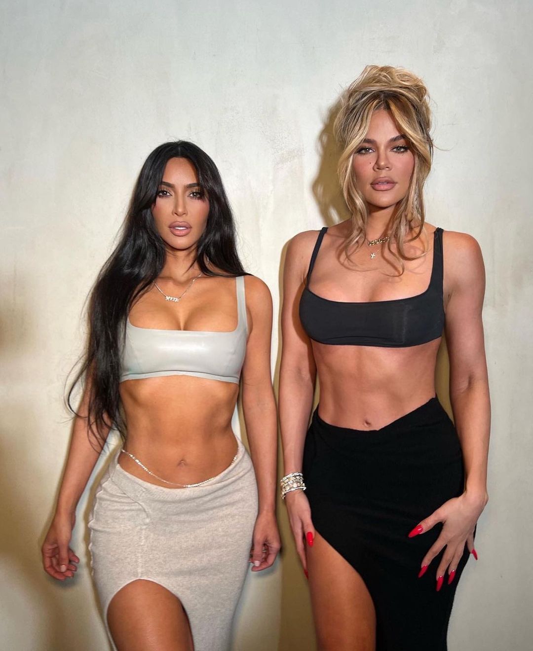 Khloe and Kim Kardashian sexy pose
