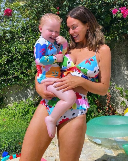 Vicky Pattison showcase her stunning figure in a skimpy red bikini, Feb 2023 1